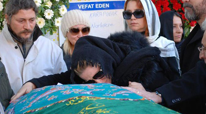 Annesinin tabutuna kapandı!