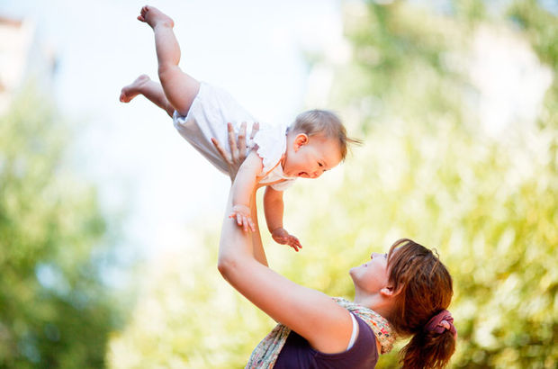 Çocukları severken havaya atmak tehlikeli