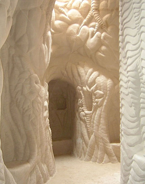 Makine yerine ellerini kullanan sanatçı, son derece basit aletler kullanarak mağaranın duvarlarına sanatını yansıtıyor.