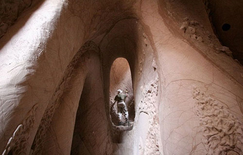 Hayatının uzun bir bölümünü bu işe harcayan sanatçının elleriyle yarattığı bu mağara görenleri hayrete düşürüyor. Mağaranın içerisinde 12 metreye yüksekliğe kadar ulaşabilen kolonlar bulunuyor.
