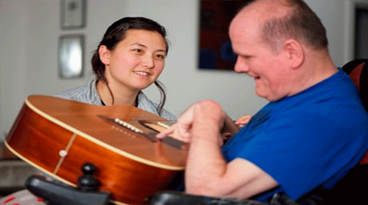7. Bir müzik enstrümanı çalmak, motor becerilerin gelişmesine yardımcı olabilir.
Felç sonucu beyin hasarı oluşan hastaların pek çoğunun bir müzik enstrümanı çalmayı öğrenerek eski becerilerini tekrar kazandığı çalışmalarla ispatlanmıştır.