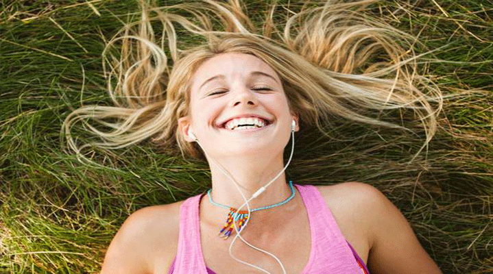 9. Müzik kendinizi daha mutlu hissetmenize yardımcı olabilir.
Uygulanan müzik terapileri ile belki kendinizi çok mutlu ve neşeli hissetmeyebilirsiniz ama müziğin kendinizi daha az üzgün hissetmenize yardımcı olduğu araştırmalarla gösterilmiştir.