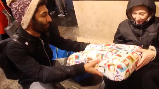 Müslüman genç evsizlere Noel hediyesi dağıttı