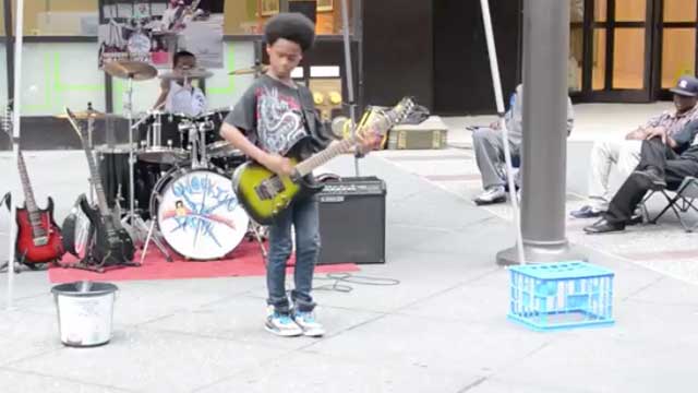 Çocuklardan sokakta muhteşem heavy metal performansı