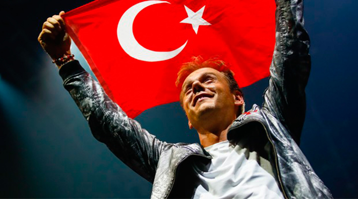 DJ Armin Van Buuren Türk Bayrağı ile sahneye çıktı!