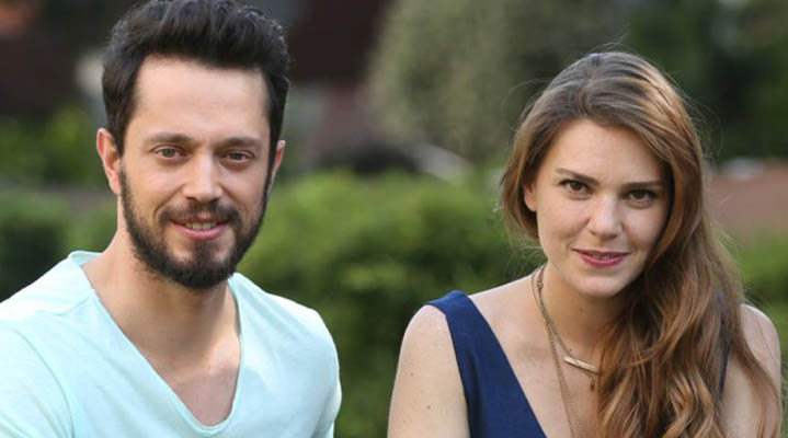 2016 yılından beraber olan ikili, daha önce de ayrılık kararı alan Murat Boz ve Aslı Enver, ayrılığa sadece 2 ay dayanabilmişti. 