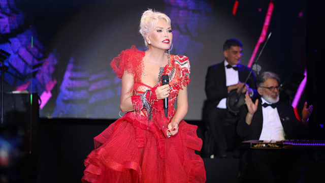 Süperstar Ajda Pekkan da 2019’u sahnede karşılayan isimlerdendi. Kıbrıs'ta bir Hotel’de sahne alan Pekkan, gecede kırmızı ve siyah olmak üzere iki kıyafet giyindi. 